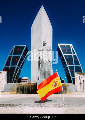 Les tours Puerta de Europa, vue de la Plaza de Castilla, à Madrid, Espagne. Banque D'Images