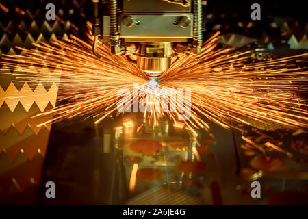 Découpage au laser CNC metal technologie industrielle moderne. Le découpage au laser fonctionne en orientant la sortie d'un laser haute puissance grâce à l'optique. Optique Laser Banque D'Images