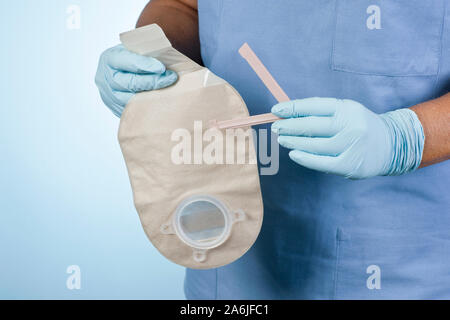 Nurse holding sac de stomie stomie et qu'un clip. Banque D'Images