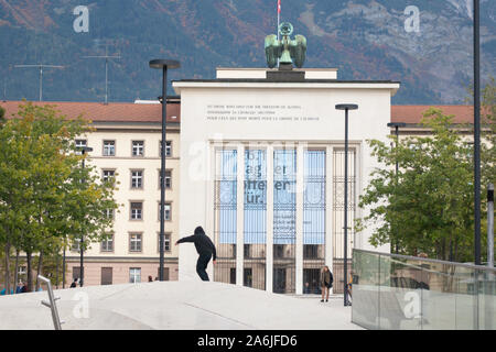 Le Monument de la libération à Landhausplatz en face de la gouvernement du Tyrol à Innsbruck, Tyrol, Autriche. Banque D'Images