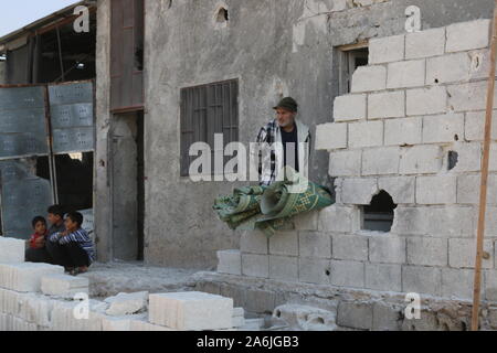 Barisha, la Syrie. 27 Oct, 2019. Les Syriens sont au nord-ouest, près du village syrien de Barisha dans la province d'Idlib, près de la frontière avec la Turquie, après les rapports des médias dit État islamique (EST) leader Abou Bakr al-Baghdadi a pensé qu'est tué dans un raid des forces spéciales américaines dans la même province. Credit : Mustafa Dahnon/dpa/Alamy Live News Banque D'Images