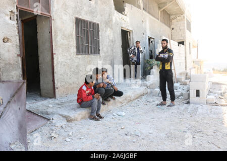 Barisha, la Syrie. 27 Oct, 2019. Les Syriens sont au nord-ouest, près du village syrien de Barisha dans la province d'Idlib, près de la frontière avec la Turquie, après les rapports des médias dit État islamique (EST) leader Abou Bakr al-Baghdadi a pensé qu'est tué dans un raid des forces spéciales américaines dans la même province. Credit : Mustafa Dahnon/dpa/Alamy Live News Banque D'Images
