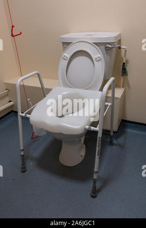 Un siège de toilette médical mobile avec cadre sur une toilette dans un hôpital britannique, Londres, Royaume-Uni. Banque D'Images