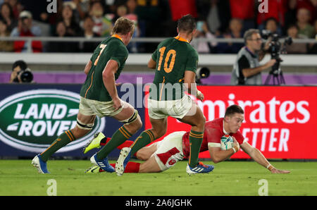 Pays de Galles' Josh Adams côtés marque son premier essai lors de la Coupe du Monde de Rugby 2019 match de demi-finale au stade international de Yokohama. Banque D'Images