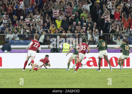 Kanagawa, Japon. 27 Oct, 2019. Pays de Galles' Josh Adams marque un essai lors de la Coupe du Monde de Rugby 2019 2 demi-finale entre le Pays de Galle et l'Afrique du Sud au stade international de Yokohama, près de Tokyo. Le Pays de Galles bat l'Afrique du Sud 19-16. Credit : Rodrigo Reyes Marin/ZUMA/Alamy Fil Live News Banque D'Images