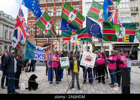 Londres, Royaume-Uni - 19 octobre 2019 - Centre pour l'Europe à la voix des peuples mars et mobilisent pour soutenir "donner aux gens un dernier mot" sur Brexit. Il a été organisé par les peuples voter campagne pour obtenir un référendum sur l'accord final Brexit avec une option de rester à l'intérieur de l'UE. À partir de Park Lane, a pris fin en mars la place du Parlement où il y avait des discours de militants de premier plan. Plus d'infos : www.autochtones-vote.ru et www.letusbeheard.uk - crédit Bruce Tanner Banque D'Images