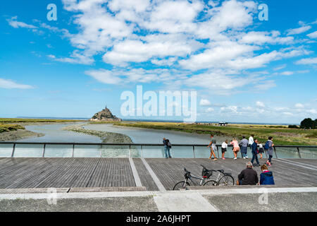 Le Mont Saint-Michel, la Manche / France - 18 août 2019 : les touristes admirer le Mont Saint-Michel de loin Banque D'Images