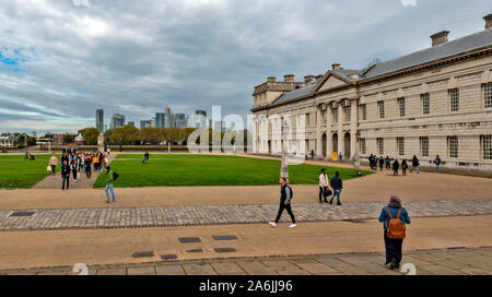 LONDON OLD ROYAL NAVAL COLLEGE GREENWICH GREENWICH ET LES ÉTUDIANTS DE L'UNIVERSITÉ GROUPE DE TOURISTES VISITANT LES BÂTIMENTS Banque D'Images