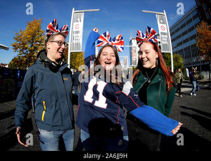 Le stade de Wembley, Londres, Royaume-Uni. 27 Oct, 2019. Ligue nationale de football, Los Angeles Rams contre Cincinnati Bengals ; New England Patriots fans posent à l'extérieur au stade de Wembley - usage éditorial : Action Crédit Plus Sport/Alamy Live News Banque D'Images