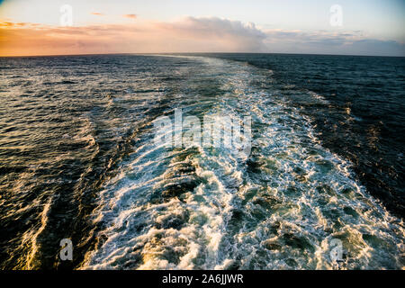 Horizon du matin vu de la poupe du ferry de Pont Aven à Roscoff, France Banque D'Images