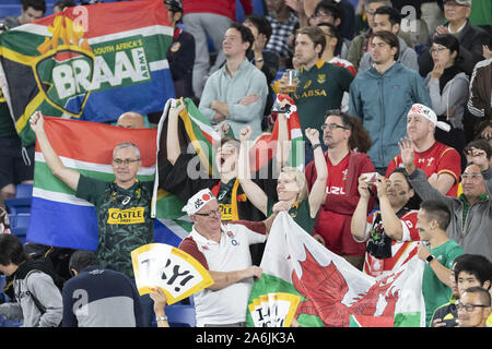 Kanagawa, Japon. 27 Oct, 2019. Les partisans de l'Afrique du Sud célèbrent la victoire de leur équipe après la demi-finale de la Coupe du Monde de Rugby 2019 2 entre le Pays de Galle et l'Afrique du Sud au stade international de Yokohama, près de Tokyo. Le Pays de Galles bat l'Afrique du Sud 19-16. Credit : Rodrigo Reyes Marin/ZUMA/Alamy Fil Live News Banque D'Images