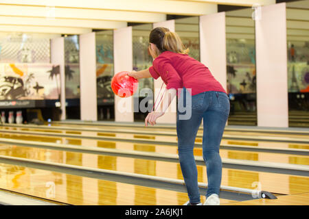 Jeune femme joue Bowling Alone Banque D'Images