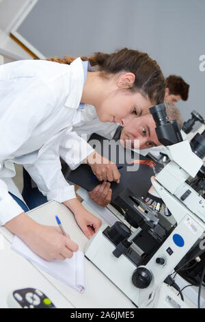 Étudiante de la préparation pour les examens de chimie Banque D'Images