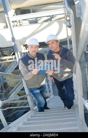 Escalier d'escalade des travailleurs sur le chantier industriel Banque D'Images