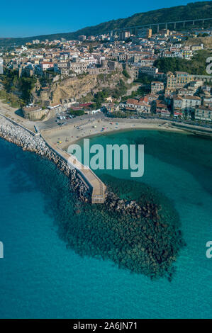 Vue aérienne de Pizzo Calabro, Pier, château, Calabre, Italie tourisme. Vue panoramique sur la petite ville de Pizzo Calabro par la mer. Maisons sur la roche. Banque D'Images