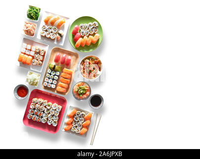 Assortiment de bacs et assiette de sushi et maki Banque D'Images