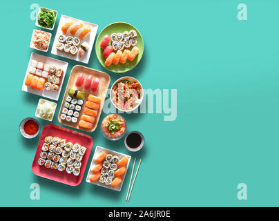 Assortiment de bacs et assiette de sushi et maki Banque D'Images