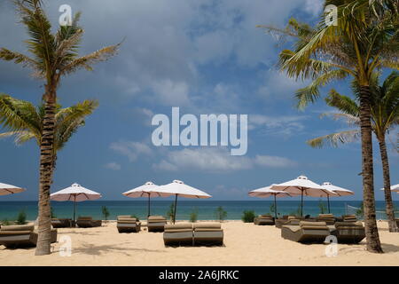 Phu Quoc Vietnam Dong Duong Long Beach - beach pour se détendre avec des parasols Banque D'Images