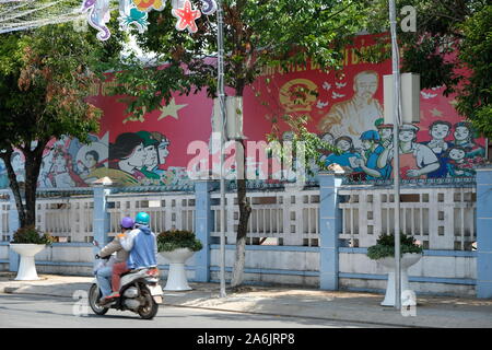 Vietnam Phu Quoc - rue vietnamiens poster à moto et en voiture Banque D'Images