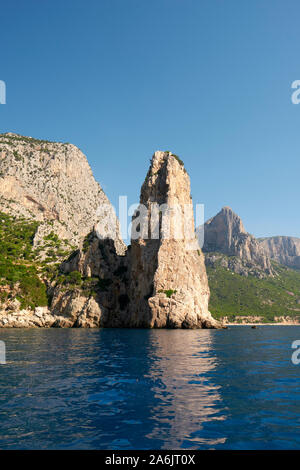 Pedra Longa - le rocher et les falaises spectaculaires côtes karstiques du Golfe de Orosei dans la côte du parc national de Gennargentu Ogliastra Sardaigne Italie Banque D'Images