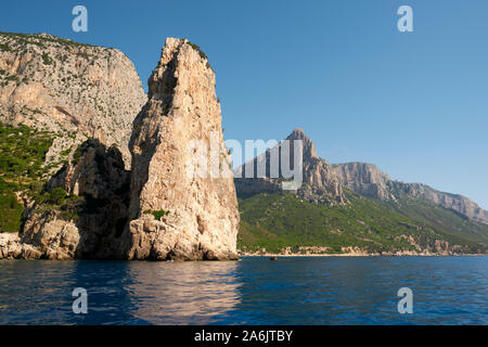 Pedra Longa - le rocher et les falaises spectaculaires côtes karstiques du Golfe de Orosei dans la côte du parc national de Gennargentu Ogliastra Sardaigne Italie Banque D'Images