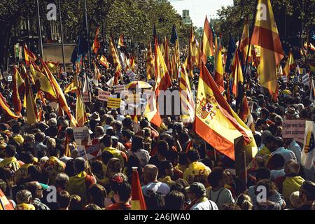 Barcelone, Espagne. 27 octobre, 2019 : Catalans anti-séparatiste crier des slogans comme seperatism ils protestent et pour l'espagnol constitucion après deux semaines de protestations en cours par les séparatistes catalans contre le verdict de la Cour suprême contre 9 de 12 dirigeants Catalan en relation avec un référendum sur la sécession en 2017. Credit : Matthias Rickenbach/Alamy Live News Banque D'Images