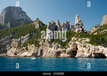 Cala Goloritzè et le spectaculaire littoral de karst du Golfe de Orosei dans le Parc National de Gennargentu / Nuoro Ogliastra Sardaigne Italie Europe Banque D'Images