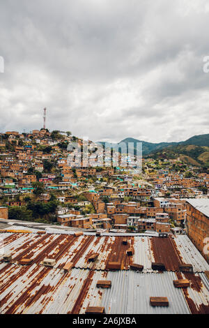 Plus d'avis sur des maisons sur les collines de Comuna 13 à Medellin, Colombie Banque D'Images