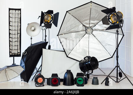 L'équipement de studio photo photographe accessoires flash sur un fond blanc Banque D'Images