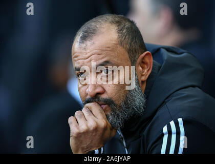 Newcastle, Royaume-Uni. 27 Oct, 2019. English Premier League, Newcastle United contre Wolverhampton Wanderers ; Nuno Espirito Santo Manager de Wolverhampton Wanderers - strictement usage éditorial uniquement. Pas d'utilisation non autorisée avec l'audio, vidéo, données, listes de luminaire, club ou la Ligue de logos ou services 'live'. En ligne De-match utilisation limitée à 120 images, aucune émulation. Aucune utilisation de pari, de jeux ou d'un club ou la ligue/player Crédit : publications Plus Sport Action Images/Alamy Live News Banque D'Images