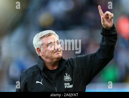 Newcastle, Royaume-Uni. 27 Oct, 2019. English Premier League, Newcastle United contre Wolverhampton Wanderers ; Steve Bruce Manager de Newcastle United - strictement usage éditorial uniquement. Pas d'utilisation non autorisée avec l'audio, vidéo, données, listes de luminaire, club ou la Ligue de logos ou services 'live'. En ligne De-match utilisation limitée à 120 images, aucune émulation. Aucune utilisation de pari, de jeux ou d'un club ou la ligue/player Crédit : publications Plus Sport Action Images/Alamy Live News Banque D'Images