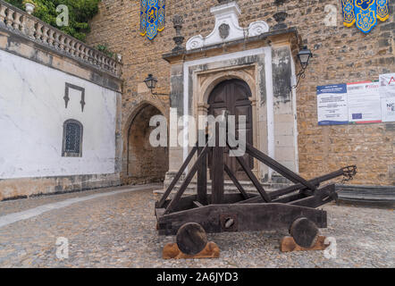 Catapulte en bois en face de la porte de la ville d'Obidos une des sept merveilles du Portugal Banque D'Images