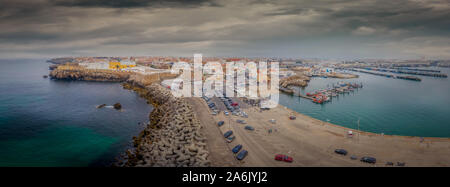 Vue panoramique aérienne du village de pêcheurs de Peniche sur la côte portugaise à l'ancienne prison forteresse Banque D'Images