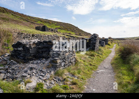 Ancienne carrière ruines à Abereiddy sur la côte de l'Pembroekshire, au Pays de Galles. Banque D'Images