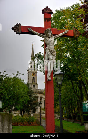 Deptford, Londres, Royaume-Uni - 12 octobre 2019 : le Christ sur la croix situé en face de l'église anglicane Saint Paul's Banque D'Images