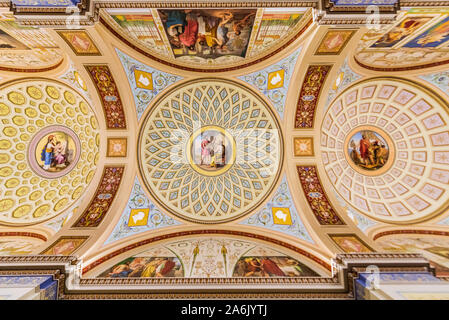 L'intérieur du plafond du musée de l'Ermitage, Saint-Pétersbourg, complexes de la Russie, de l'Europe Banque D'Images