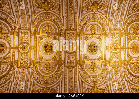 L'intérieur du plafond du musée de l'Ermitage, Saint-Pétersbourg, complexes de la Russie, de l'Europe Banque D'Images