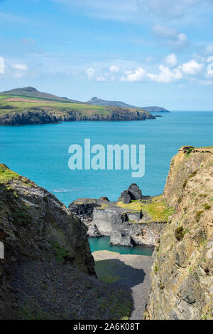 Ancienne carrière ruines à Abereiddy sur la côte de l'Pembroekshire, au Pays de Galles. Banque D'Images