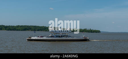 Ferry Boat sur Chesapeak motoring en aval avec des arbres en arrière-plan Banque D'Images