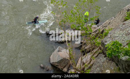 Deux hommes sur les kayaks pagayer sur la rivière à Grand Falls National Park, en Virginie. Banque D'Images