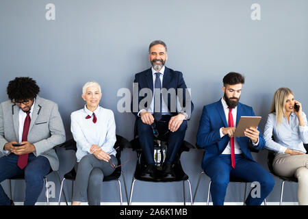 Happy smiling multi ethnic business team in office Banque D'Images