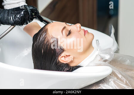 Coiffure est le lavage des cheveux de jeune femme au salon de beauté. Close up Banque D'Images