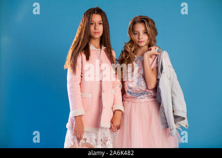 Portrait de deux jeunes filles à la mode lycéenne petite amie en vêtements rose Banque D'Images