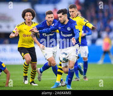 Duels, duel entre Axel Witsel (Borussia Dortmund), Guido Burgstaller (Schalke 04), Suat Serdar (Schalke 04) et Julian Weigl (Borussia Dortmund), (de gauche). GES/Soccer/1. Bundesliga : le FC Schalke 04 - Borussia Dortmund, 26.10.2019 - 1ère Division Football/soccer : FC Schalke 04 vs Borussia Dortmund, Gelsenkirchen, Oct 26, 2019 - Règlement du LDF à interdire toute utilisation des photographies comme des séquences d'images et/ou quasi-vidéo. Dans le monde d'utilisation | Banque D'Images