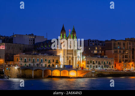 Ville St Julien la nuit à Malte, illuminé de l'église des Carmélites de la baie de Balluta Banque D'Images