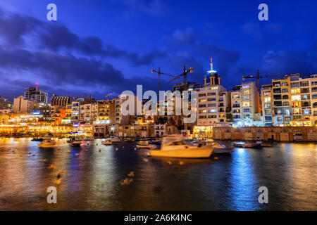 Toits de Paceville à St Julian ville la nuit à Malte, les immeubles le long de la baie de Spinola Banque D'Images