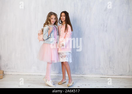 Portrait de deux jeunes filles à la mode lycéenne petite amie en vêtements rose Banque D'Images