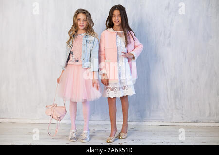 Portrait de deux jeunes filles à la mode lycéenne petite amie en vêtements rose Banque D'Images