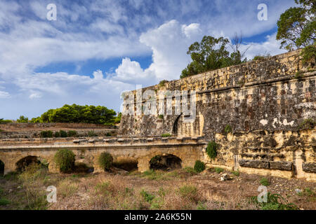 Faussebraye près de St Philip's Bastion défensif, mur de pierre de Floriana Lines à Malte, une partie des anciennes fortifications qui entourent la ville de Val Banque D'Images