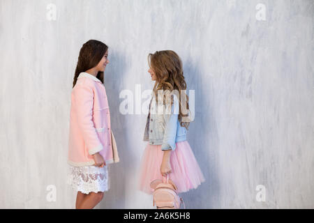 Portrait de deux jeunes filles à la mode lycéenne petite amie en vêtements rose Banque D'Images